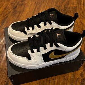 JORDAN 1 LOW ALT (PS)
WHITE/METALLIC GOLD-BLACK
BLANC/NOIR/OR METALLIQUE - boys